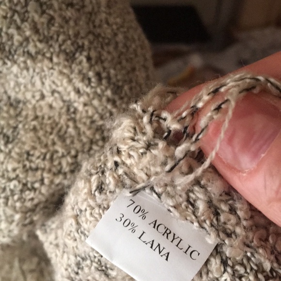 Poncho - Picture 5 of 8